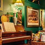 What are the best hotels near Universal Studios Hollywood?